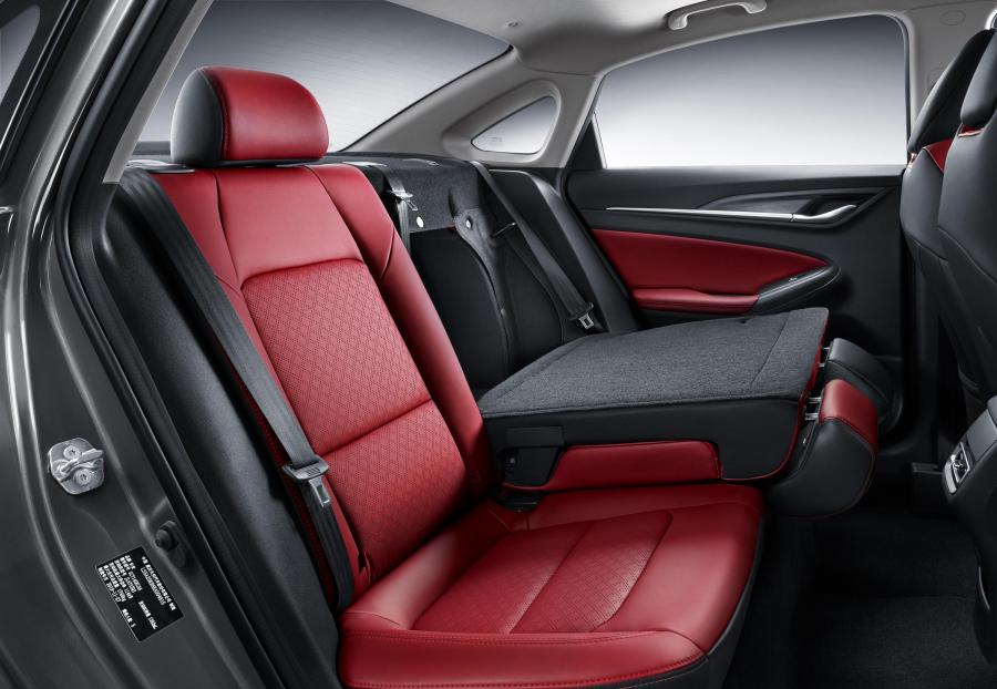 Интерьер ChangAn Eado Plus S 2020 года  (фото 15 из 17)